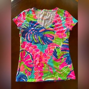 Lilly Pulitzer vneck tshirt
